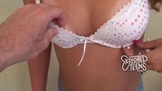 בת 19 חמה העשרה מזיין מקבל פה מלא בהצטיינות