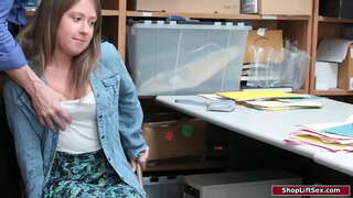 Μελαχρινή κοπέλα, πιάστηκε να κλέβει και ο αξιωματικός τιμωρεί αυτήν.Θα ψηλαφίζει τα μικρά της βυζιά και δεσπόζει της να τον bj.Στη συνέχεια πηδάει το μουνί της