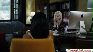 Avi Gugma lang motan-aw sa Kenzie Taylor malingaw sa licking sa iyang pussy