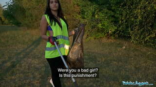 ���ार्वजनिक एजेंट जेनिफर मेंडेज़ सड़क पर एक बड़ा मुर्गा द्वारा