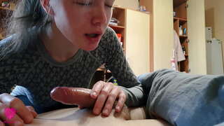 Παθιασμένη ατημέλητη πίπα από Μικροκαμωμένη ομορφιά με Χύσια στο στόμα