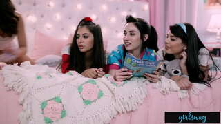 Bizning Birinchi Lesbian Yoz Sleepover