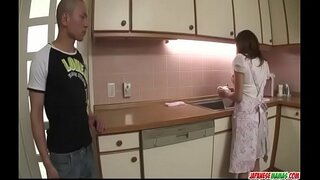 Hikaru Vakabayashi xo&#039;roz bilan o&#039;ynash uchun katta ko&#039;kragidan foydalanadi