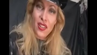 ���າ Femdom ນ້ອຍເດັ່ນ