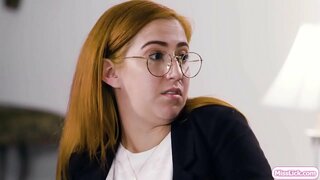 Mafana blonde sy ny busty mpiara-miasa ao amin&#039;ny heloka bevava dia mikasa ny lehibe manaraka kendrena.Tampoka teo,ny fisedrana iray tonga sy hanadihady ny mpiara-miasa.Izy ireo dia manao toy ny mpivady sy ny manaporofo izany ny manampahefana.Nanomboka nanoroka sy licking samy hafa pussy.