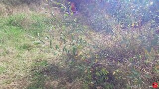 Võõras Perses Catwoman Suus Pärast Mediteerimist Metsas